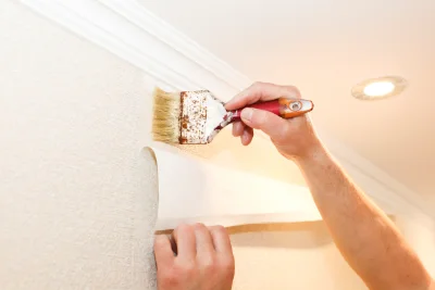 Pose de papier peint à Brie-sous-Chalais — revêtements muraux et toiles de verre